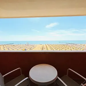Apartment Alpina - Frontemare Centrale - Immobil Relax, Lido di Jesolo
